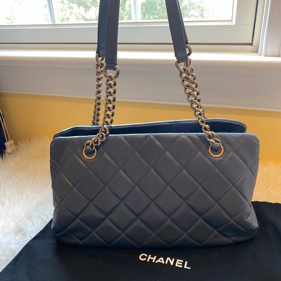 Authentic Chanel tote - Picture 4 of 16